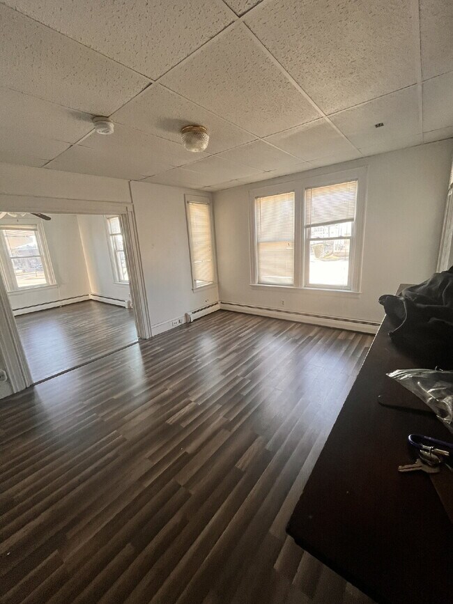 Foto del edificio - No more commute!  Walk to BIW and Downtown Bath – Renovated 3BR Apartment with Parking!
