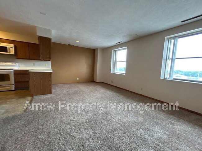 Building Photo - 208 E 5