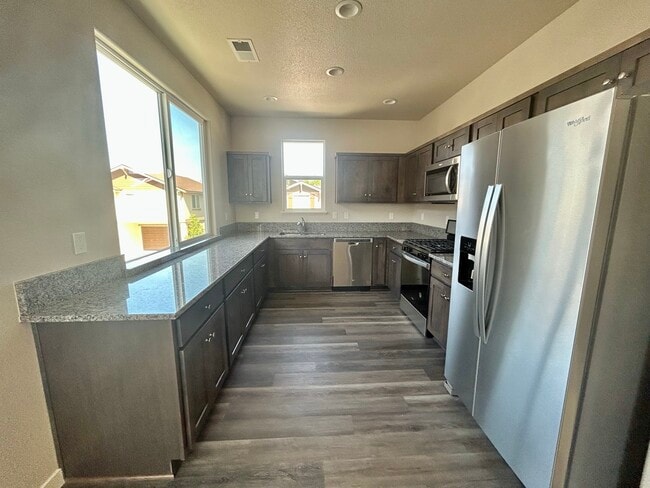 Foto del edificio - 916 Summer Ct