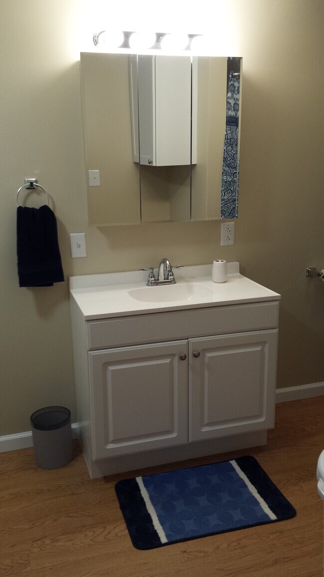bathroom - 504 24th St