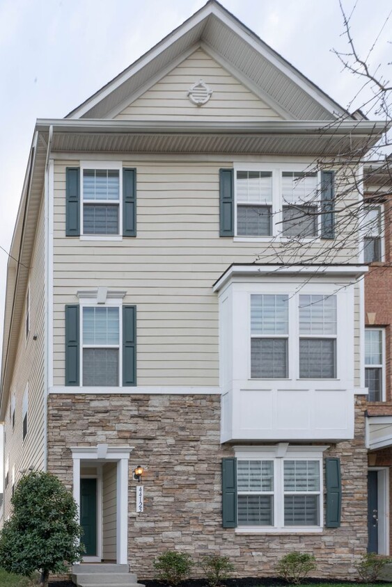 Foto principal - Eastgate Square 4 Bed 3.5 Bath Townhome