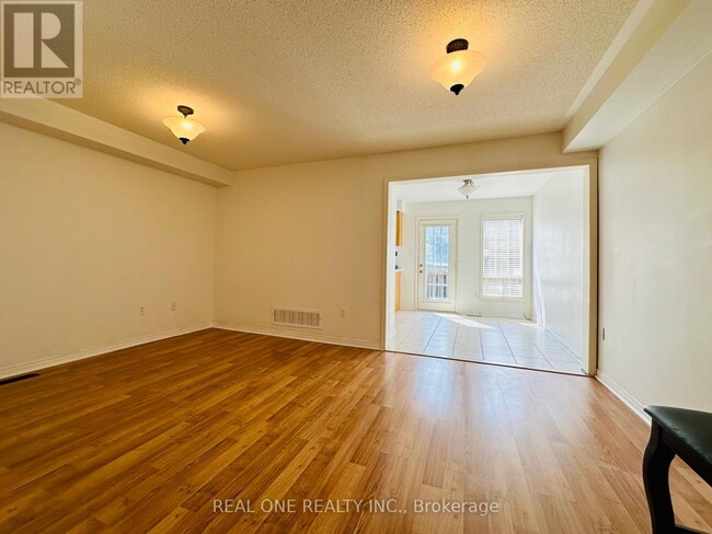 Building Photo - 104 Revelstoke Crescent