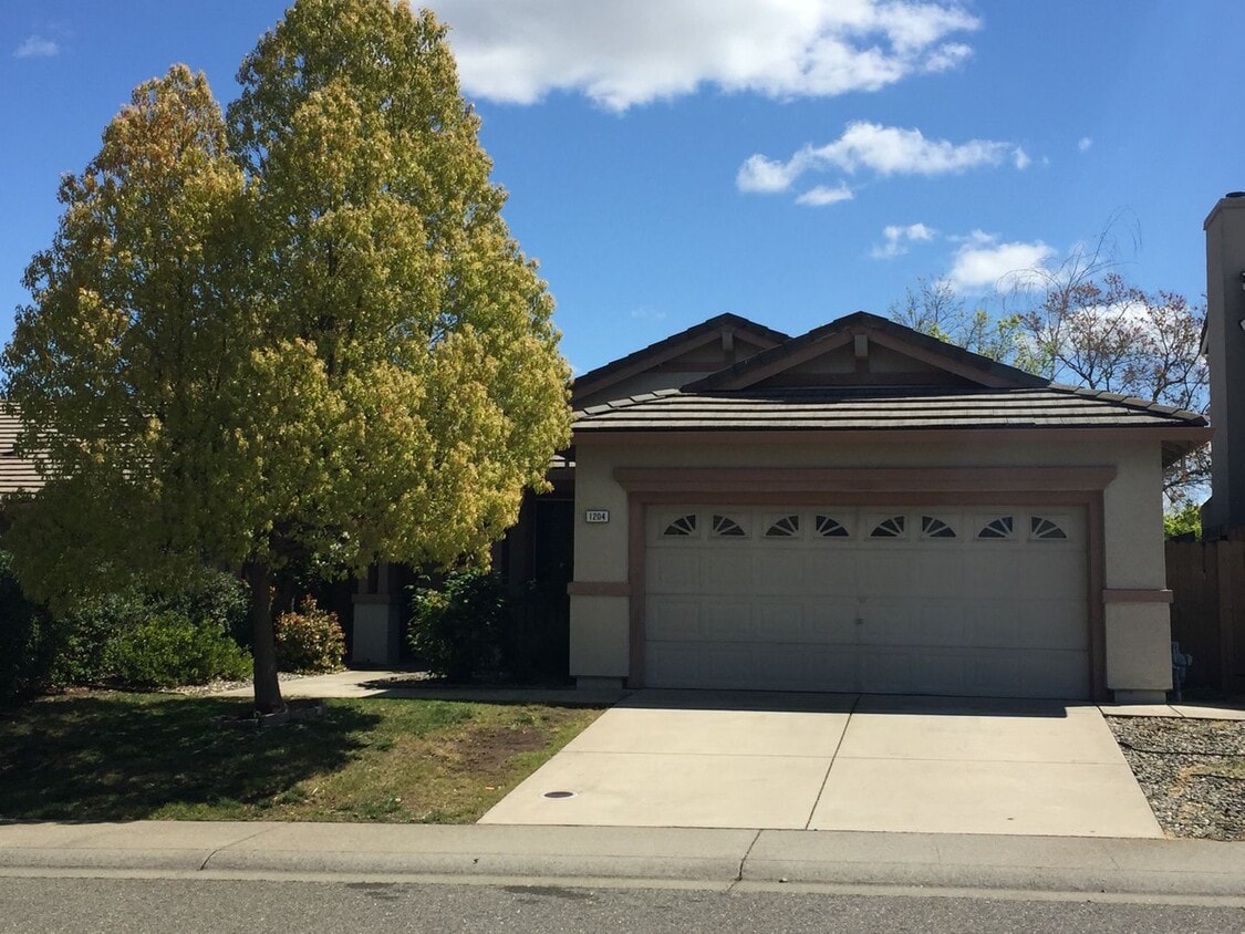 Foto principal - Well Maintained Single Level 4 Bedroom, Fo...