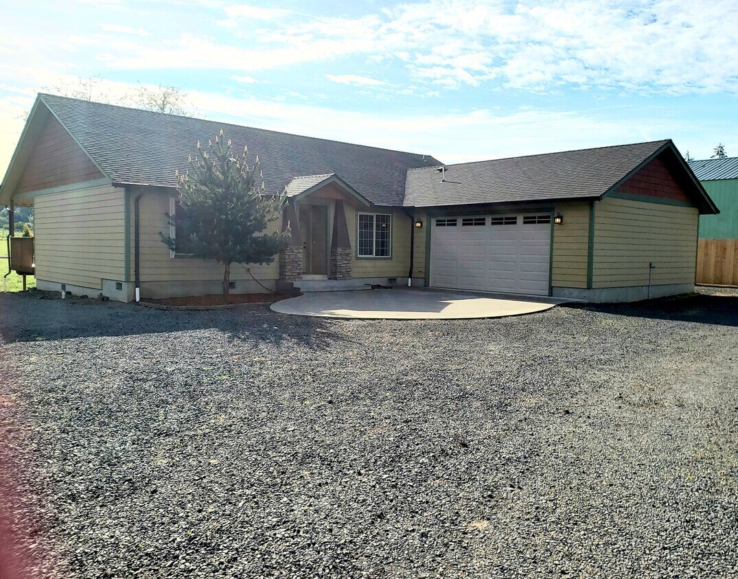 Foto principal - 3bedroom 2bath House