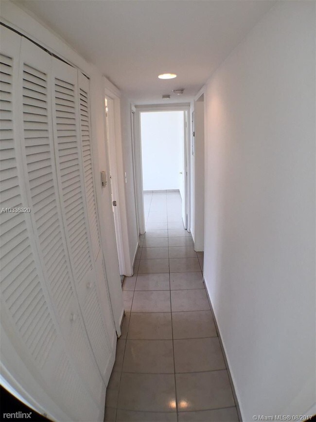 Foto del edificio - 980 NE 170th St
