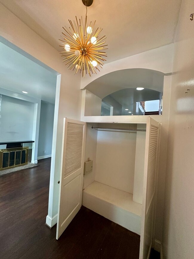 Building Photo - 3 BED | 2.5 BATH | OFF STREET PARKING | PRIVATE BACKYARD | HISTORIC DISTRICT