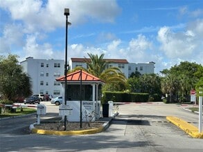 Building Photo - 2851 Somerset Dr