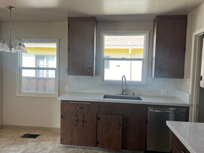 Building Photo - Single Family Home: Spacious 3 bedrooms an...