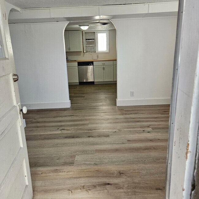 Vista del apartamento desde la puerta principal que da al salón. - 120 W 700 S