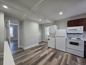 Building Photo - 1420 N Van Buren St