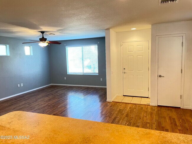 Building Photo - 10573 E Pleasant Pasture Dr