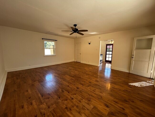 Foto del edificio - 254 N Canyon Blvd