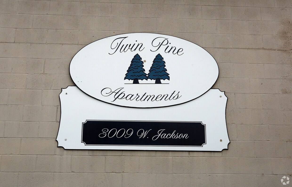 Foto del edificio - Twin Pine Apartments