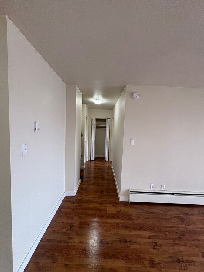 Photo du bâtiment - 6570-6570 Burlington Ave