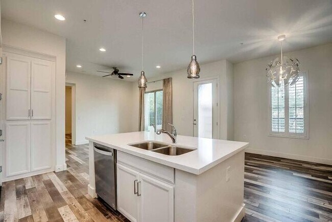 Foto del edificio - Luxury 2 Bedroom Condo MOVE-IN READY!