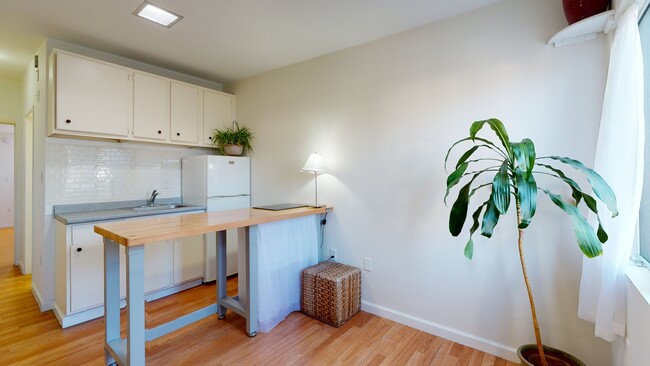 Building Photo - 10838 Holman Ave