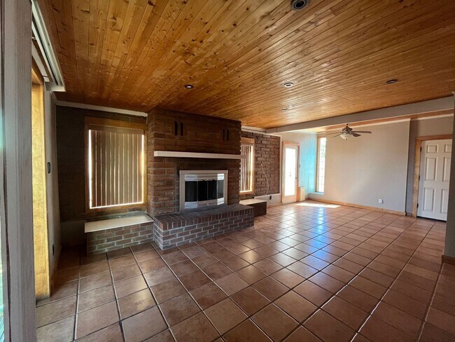 Foto del edificio - 4 bedroom 2 bath home centrally located