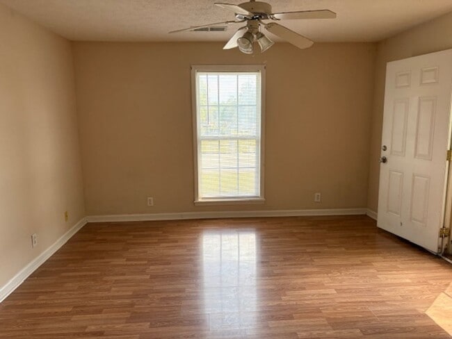 Building Photo - 1 BR-1BA Downtown Murfreesboro duplex
