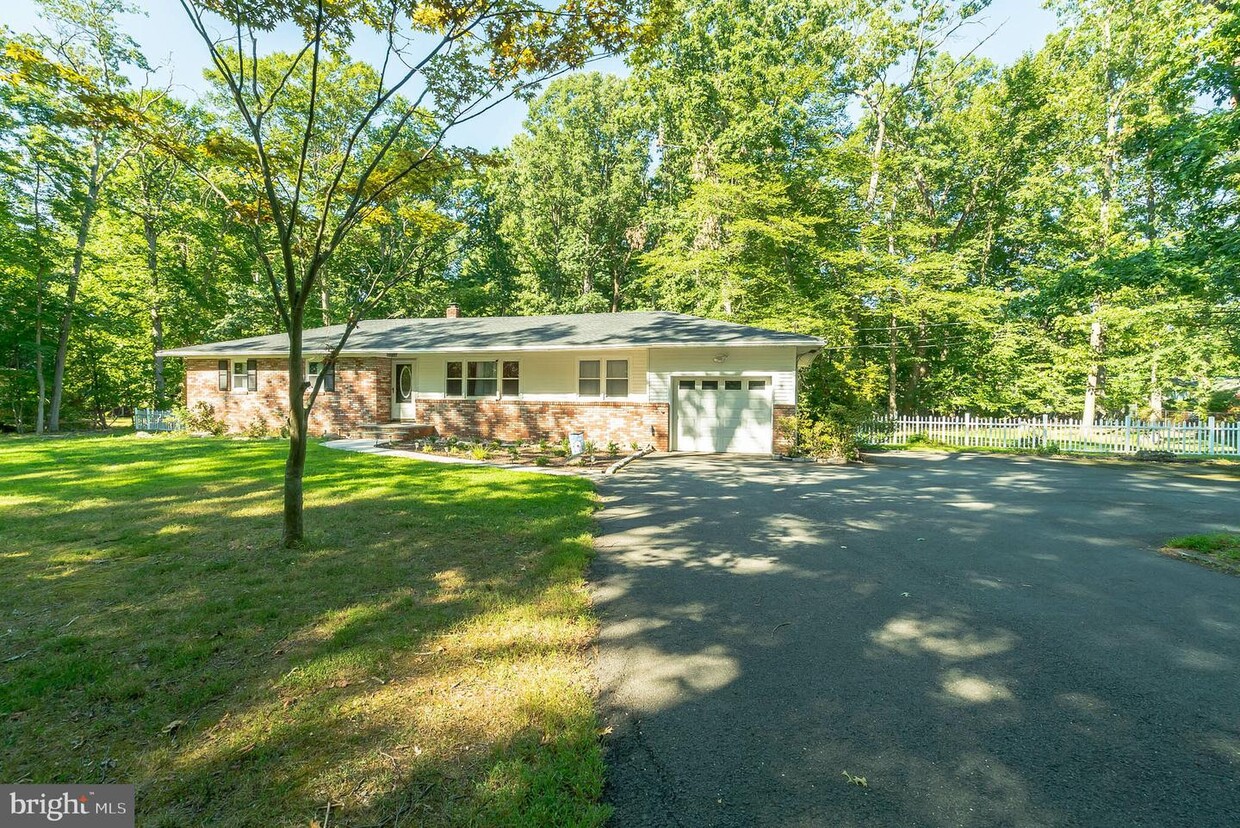 Primary Photo - 8 Bunker Hill Rd