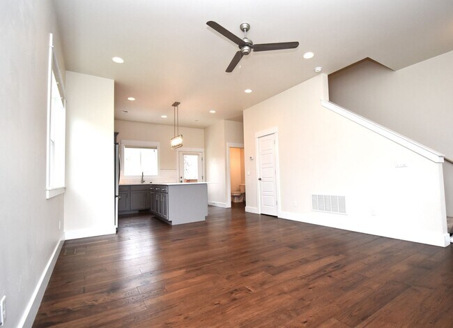 Foto del edificio - Pet Friendly! Beautiful 3 bedroom 2.5 bath condo with trail access.