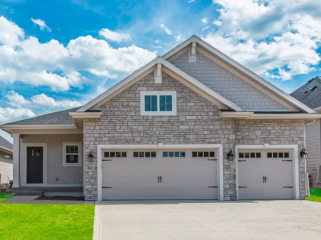 Foto principal - Spacious 4-Bedroom Home in Urbandale | Fin...