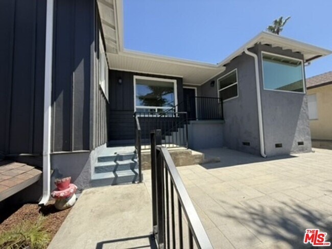 Foto del edificio - 3035 Highridge Rd