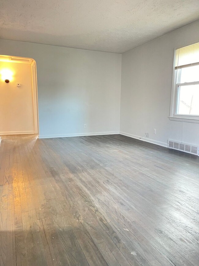 Building Photo - Nicely updated 3 bedrooms 1 bathroom with ...