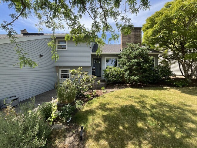 Foto del edificio - Bright and Open 4 Bedroom Cedar Mill Home with Vaulted Ceilings, Skylights & Multiple Living Areas