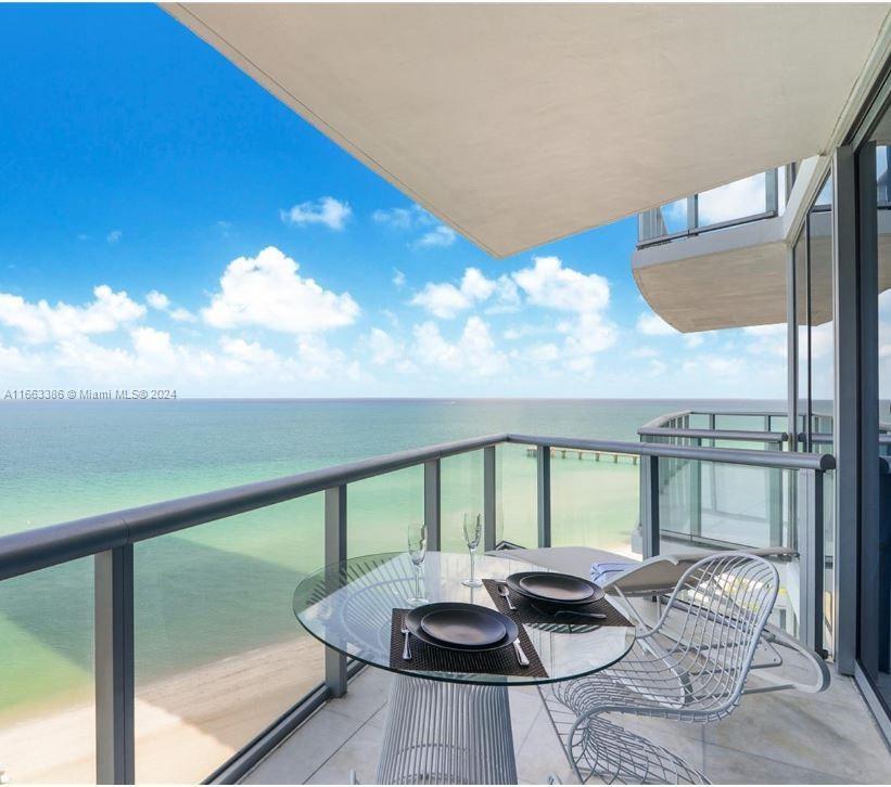 Foto principal - 17001 Collins Ave