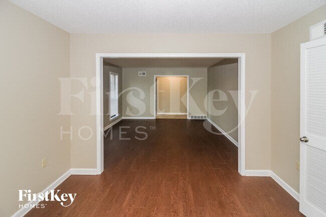 Foto del edificio - 3333 Summerhill Dr