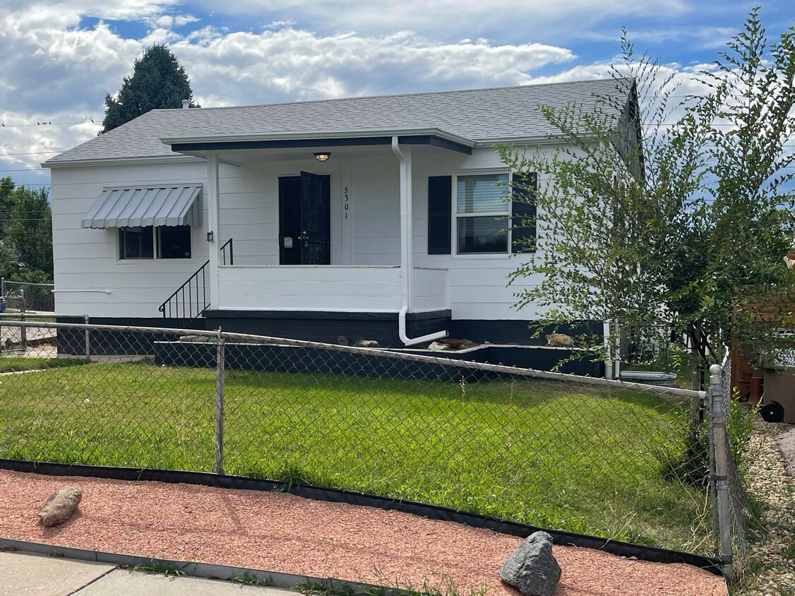 Primary Photo - LOCATION LOCATION!! 4-bed 2-bath home loca...