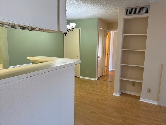 Foto del edificio - 2121 Hepburn St