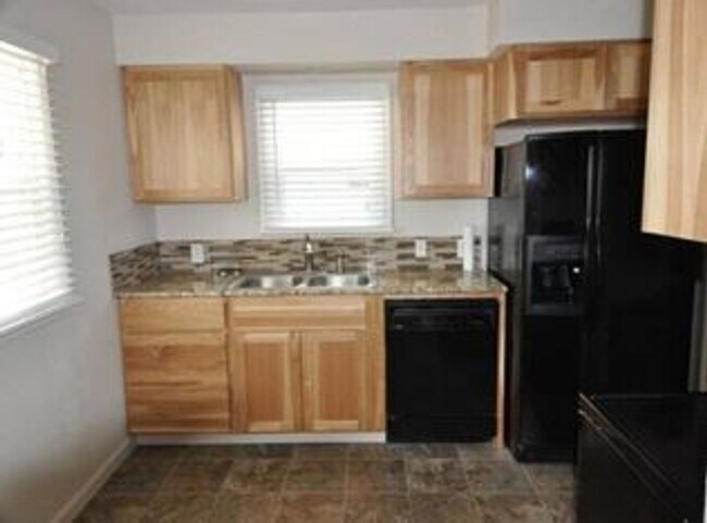 Foto del edificio - Great updated 2 bed 1 bath, 2 car garage