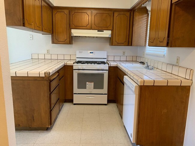 Building Photo - Newly remodeled Tulare apartment available!