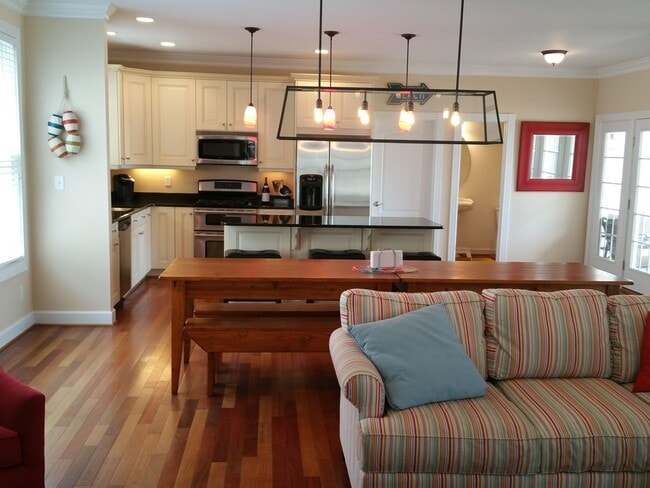 Building Photo - Lynnhaven Shores