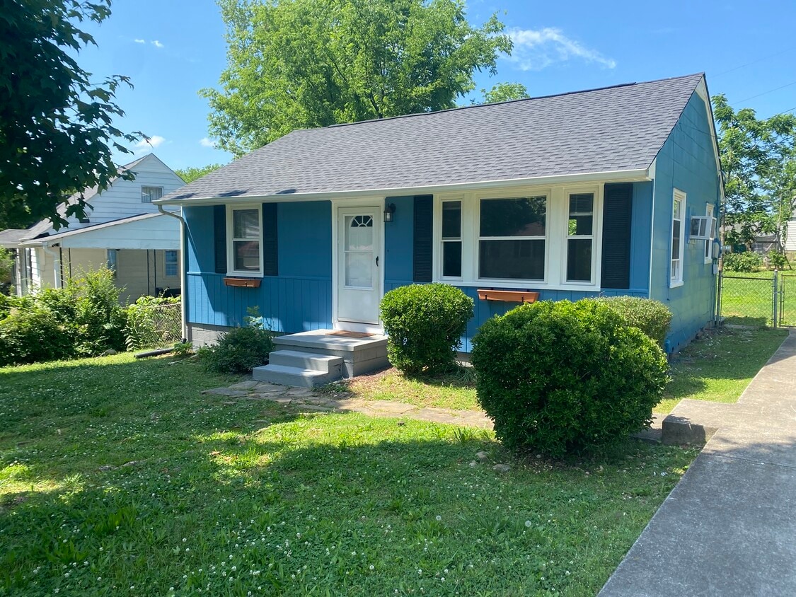 Primary Photo - 206 Hickory St
