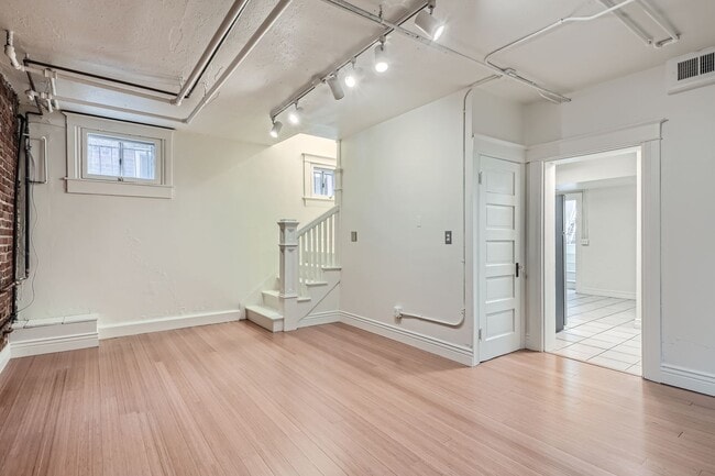 Building Photo - 954 N Pearl St