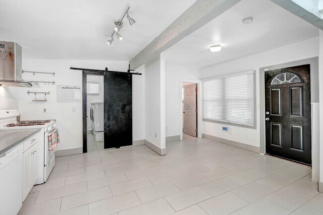 Building Photo - Beautiful 1 Bedroom Downtown Redlands Home