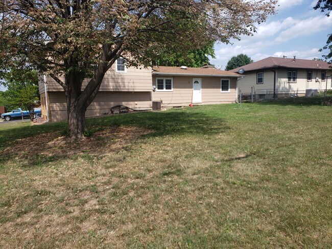 Building Photo - 734 W Leawood Dr
