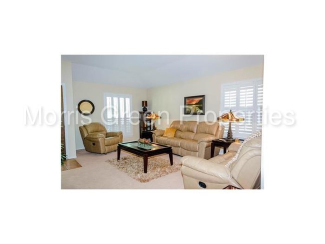 Building Photo - 2100 Lobelia Dr
