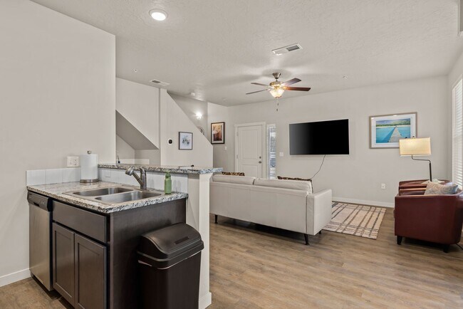 Building Photo - Beautiful Home in Garden City!