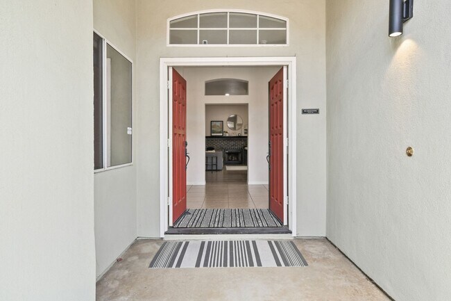Foto del edificio - Spacious Corner Lot Home with Pool in Beautiful Felicita Crest
