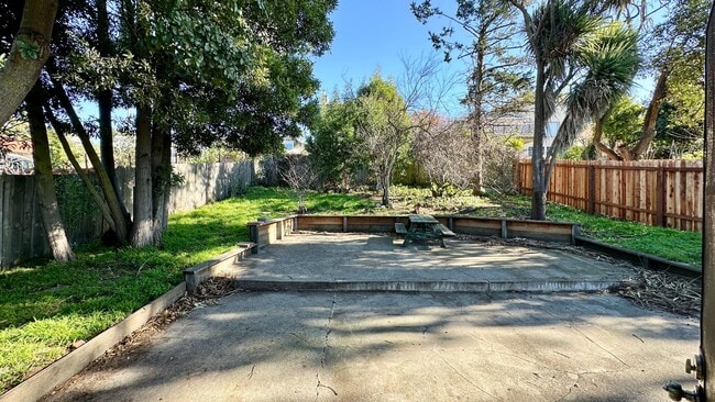 Building Photo - Fantastic House with Expansive Backyard and Large Detached Garage