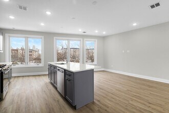 Building Photo - 67 Henry St