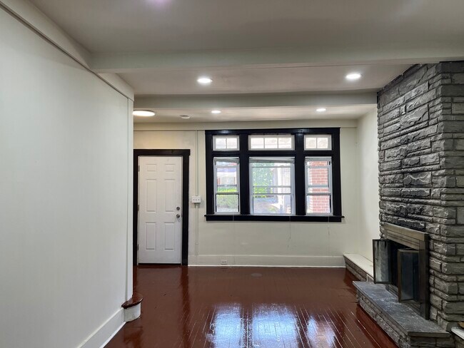Building Photo - 2323 Sherbrook St