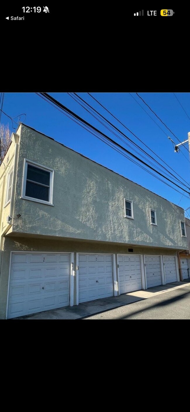 Building Photo - 2450 Oak St