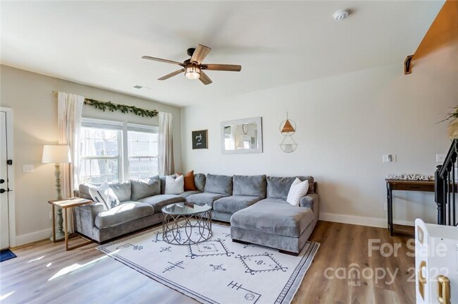 Foto del edificio - 3606 Dolly Madison Rd