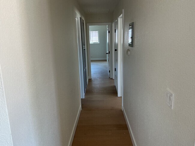Foto del edificio - 3BD/2BA APARTMENT - UPSTAIRS UNIT