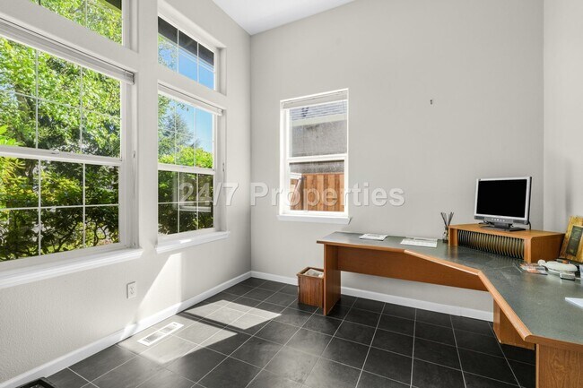 Foto del edificio - Inviting 3 BD | 2.5 BA Home w/ Massive Bac...