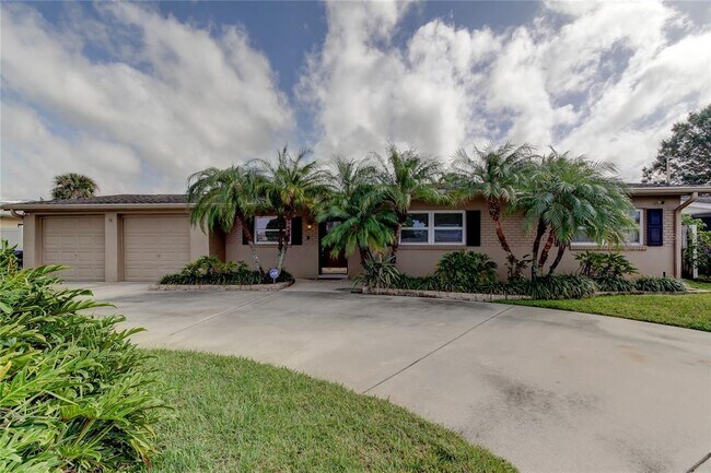 Building Photo - 3935 W Eden Roc Cir